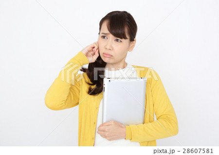 アイパッドを抱えて悩む女性 アイパッドを抱えて悩む女性 28607581