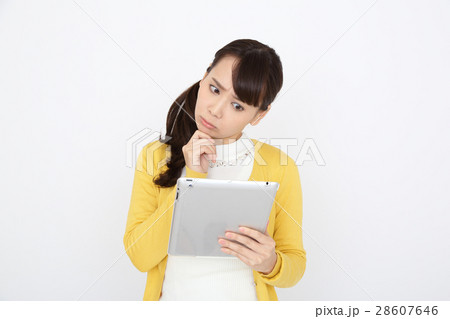 アイパッドを見て不審に思う女性 28607646
