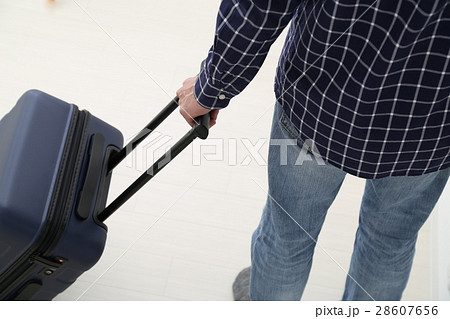 スーツケースを持つ男性 スーツケースを持つ男性 28607656