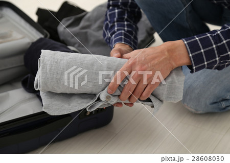 荷作りする男性 28608030