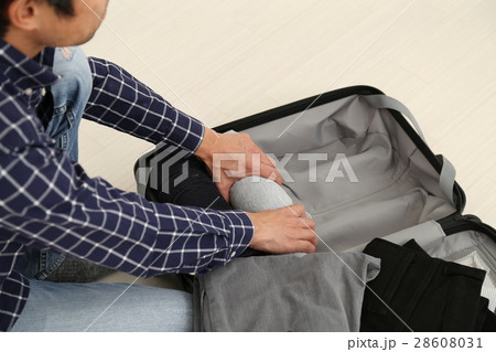 荷作りする男性 荷作りする男性 28608031