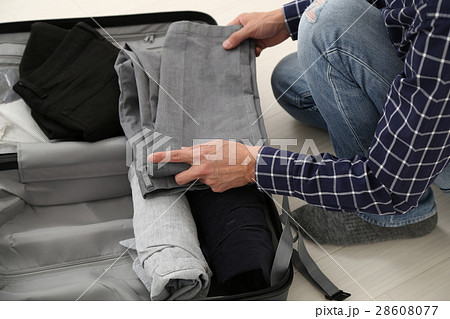 荷作りする男性 荷作りする男性 28608077