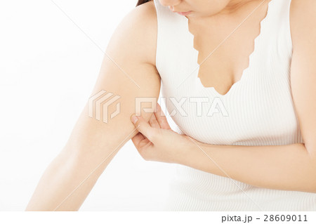 二の腕の贅肉を気にする若い女性 二の腕の贅肉を気にする若い女性 28609011
