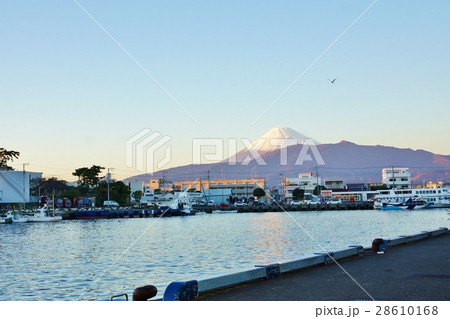 静岡県観光スポット・薄暮の沼津港から北方に愛鷹山の頂の上の薄紅富士・横位置 静岡県観光スポット・薄暮の沼津港から北方に愛鷹山の頂の上の薄紅富士・横位置 28610168