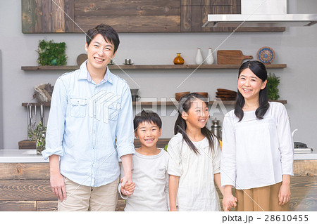 家族記念撮影 幸せ家族 父親 お父さん お母さん 母親 姉弟 生活感の写真素材