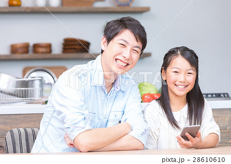 会話をする親子 父と娘 スマホを見る親子 父親 お父さん 娘 女の子 生活感の写真素材 会話をする親子 父と娘 スマホを見る親子 父親 お父さん 娘 女の子 生活感の写真素材