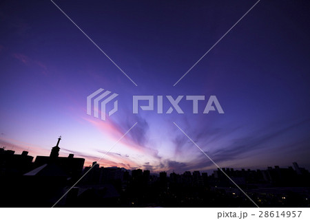 夕焼け空（内陸部 街並みのシルエット） 28614957