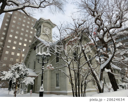 国指定重要文化財　雪が覆う冬の札幌時計台 28624634