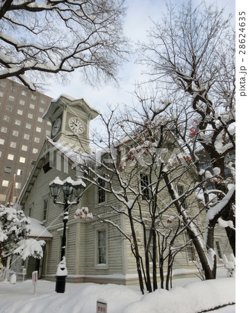 国指定重要文化財　雪が覆う冬の札幌時計台 28624635