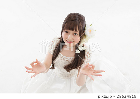 ウエディングドレスの若い女性 俯瞰の写真素材