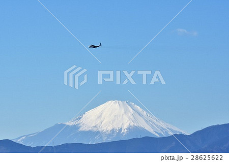 富士山をバックに飛行する海上自衛隊のC130R輸送機 富士山をバックに飛行する海上自衛隊のC130R輸送機 28625622
