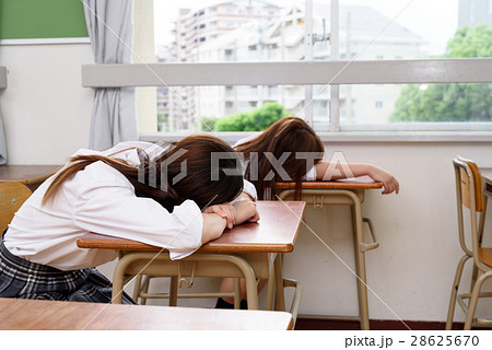 教室で寝る女子生徒の写真素材