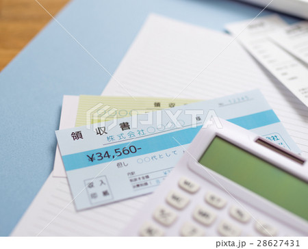 領収書と電卓 28627431