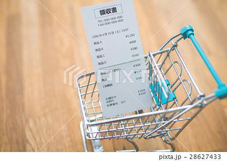 買い物カートとレシート 28627433