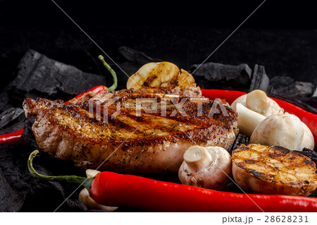 steak with mushrooms, red pepper, garlic  28628231