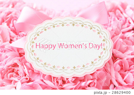 ピンクのカーネーションのブーケの上のwomen's dayのリボン付きカード 28629400