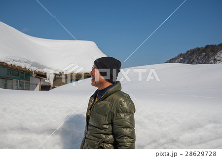 豪雪地帯で田舎暮らしをするシニア 豪雪地帯で田舎暮らしをするシニア 28629728