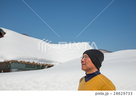 豪雪地帯で田舎暮らしをするシニア 28629733