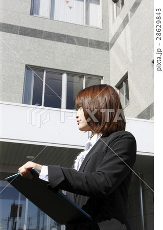 記録をとる女子社員 記録をとる女子社員 28629843