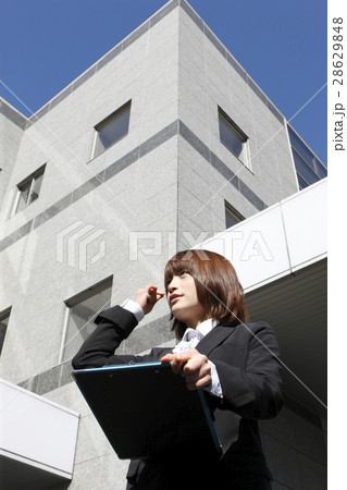 記録をとる女子社員　 28629848