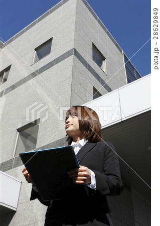 記録をとる女子社員　 28629849