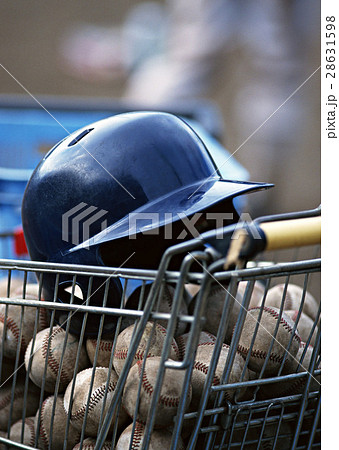 ヘルメットと野球ボール 28631598