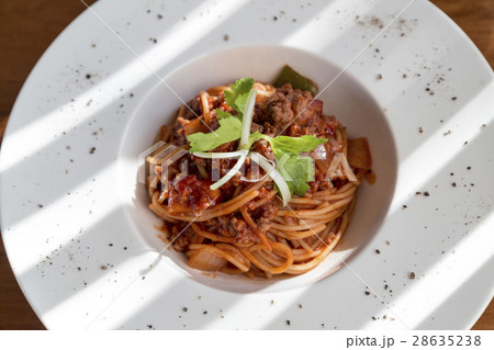spaghetti tomato sauce with beef in white plate spaghetti tomato sauce with beef in white plate 28635238