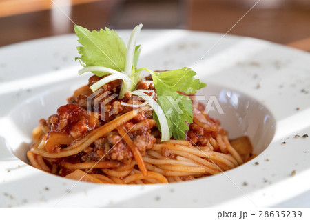 spaghetti tomato sauce with beef in white plate 28635239