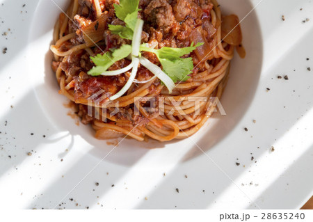 spaghetti tomato sauce with beef in white plate 28635240