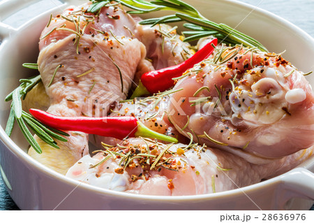 Raw chicken legs (drumsticks) in white baking dish Raw chicken legs (drumsticks) in white baking dish 28636976