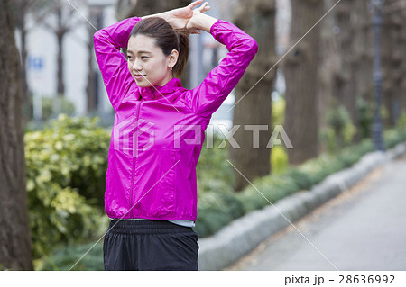 準備体操をする女性 準備体操をする女性 28636992