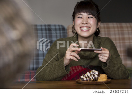 食べ物を撮る女性 食べ物を撮る女性 28637212