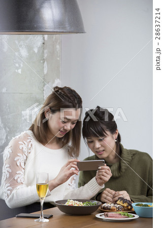 女子会でスマホ撮影 女子会でスマホ撮影 28637214