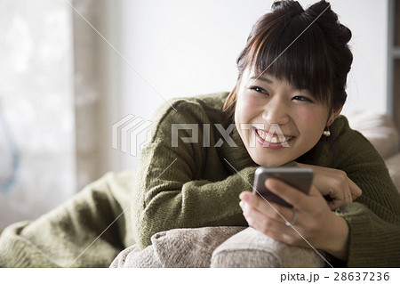 スマホを見る女性 28637236