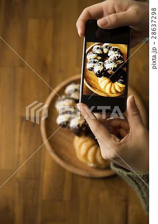 食べ物写真を撮る 食べ物写真を撮る 28637298