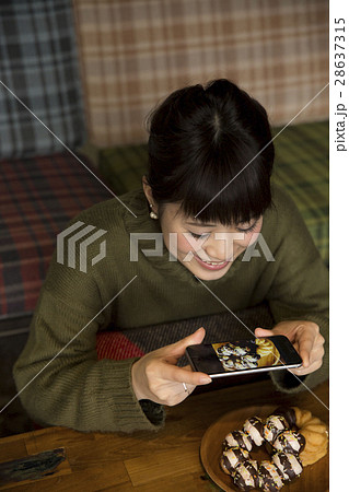 食べ物写真を撮る 28637315