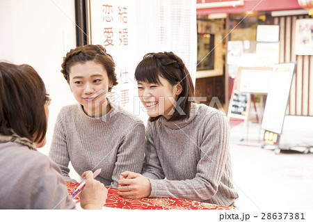 占いをする女性 占いをする女性 28637381