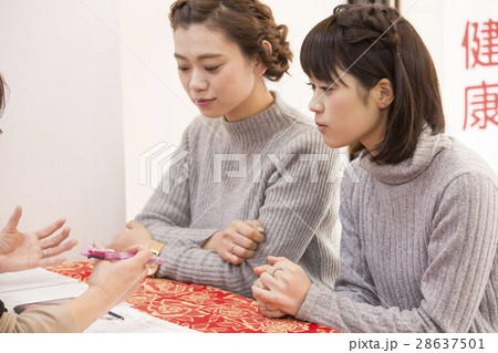 占いをする女性 28637501