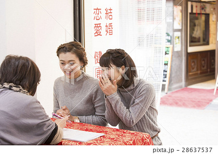 占いをする女性 占いをする女性 28637537