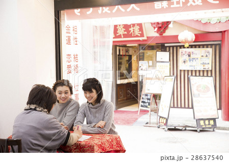 占いをする女性 占いをする女性 28637540