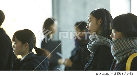 試験会場　受験票を確認する学生 28637945