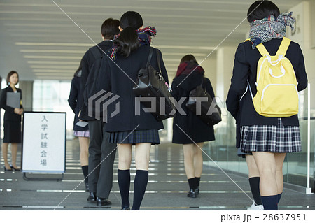 試験会場入りをする受験生たち 試験会場入りをする受験生たち 28637951