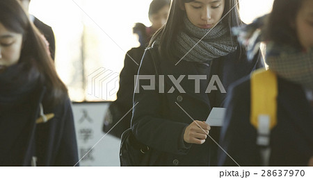 入試会場へ入る受験生たち 28637970