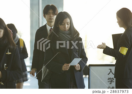 入試会場へ入る受験生たち 入試会場へ入る受験生たち 28637973