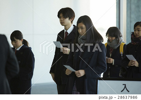 試験会場 受験票を確認する学生 試験会場 受験票を確認する学生 28637986