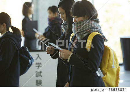 試験会場　受験票を確認する学生 28638034