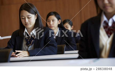 受験会場　試験を受ける学生たち 28638048