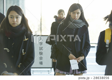 入試会場へ入る受験生たち 入試会場へ入る受験生たち 28638056