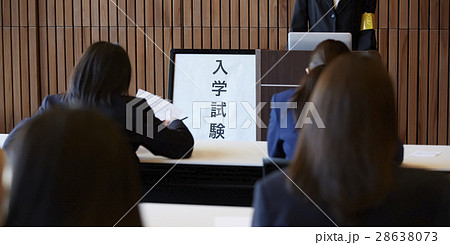 受験会場　試験を受ける学生たち 28638073