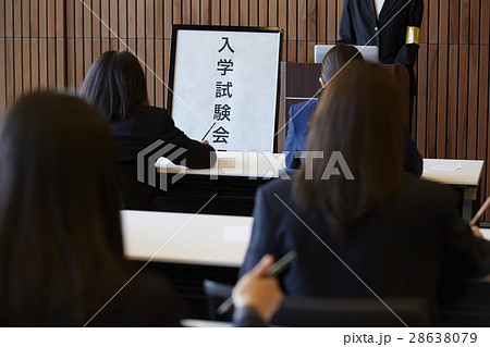 受験会場　試験を受ける学生たち 28638079